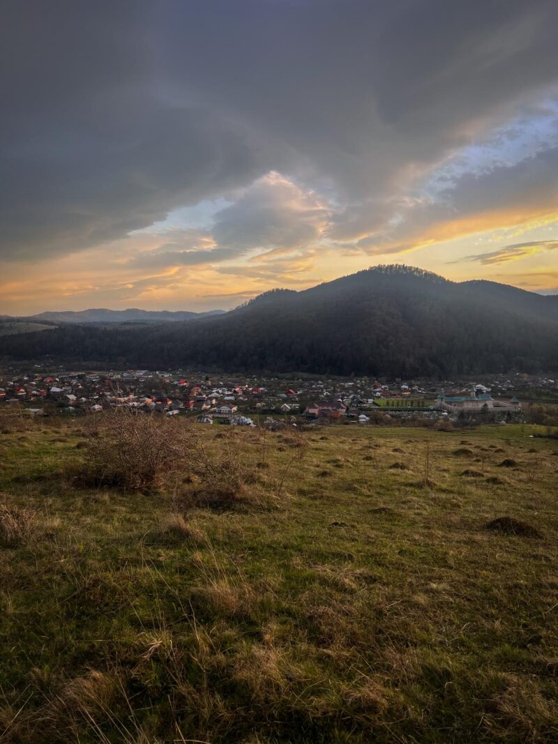 Tazlău Neamț apus mănăstire